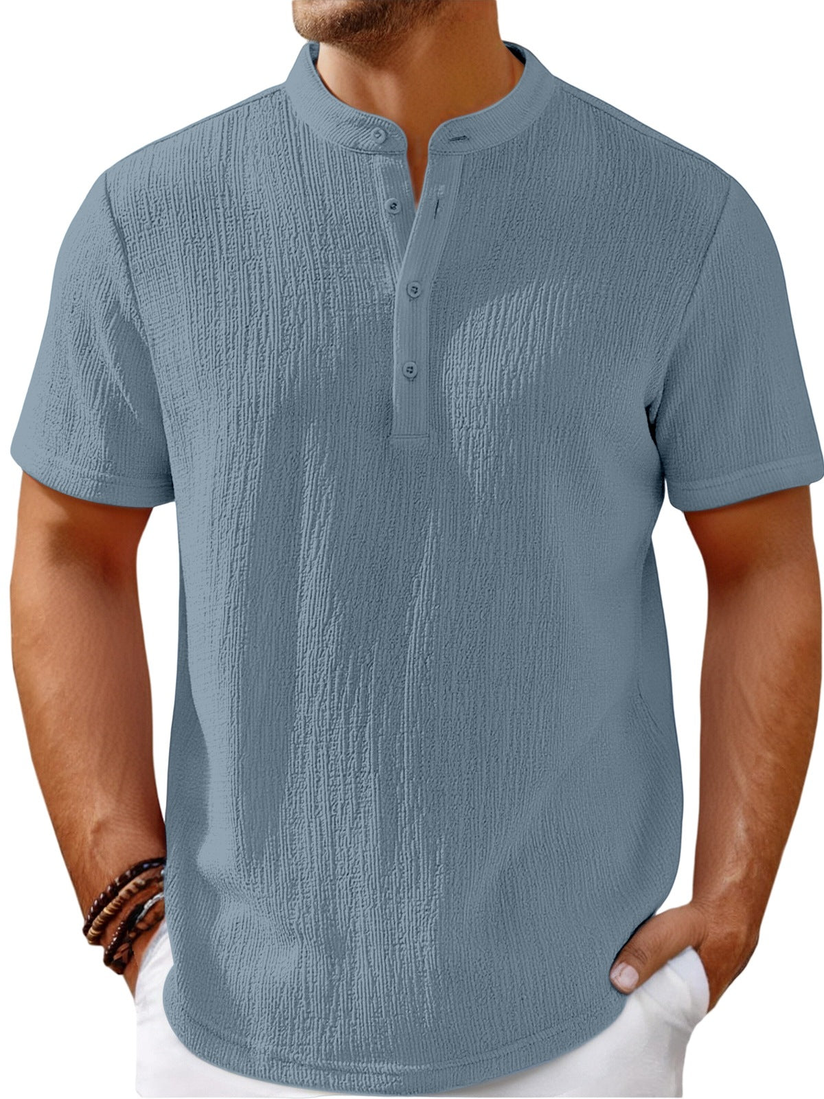 Męski T-shirt o efektownej fakturze i dekolcie typu Henley – wygodny i stylowy na co dzień