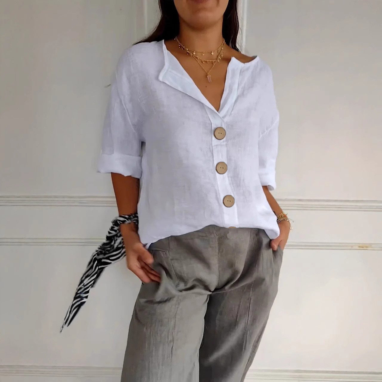 🔥【S-5XL】Nueva camiseta de mujer con cuello en V de algodón y lino con botones: sencilla y elegante.